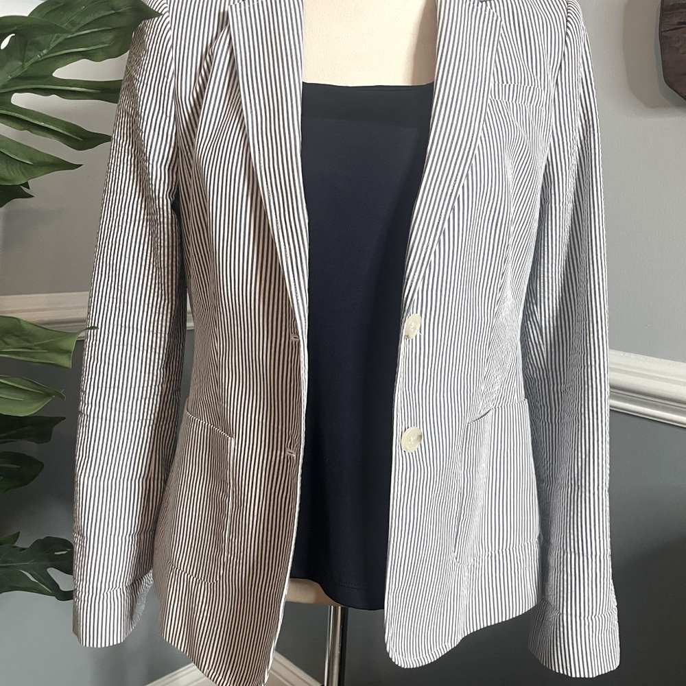 Banana Republic Seersucker Navy Blue & White Blazer. Size 8